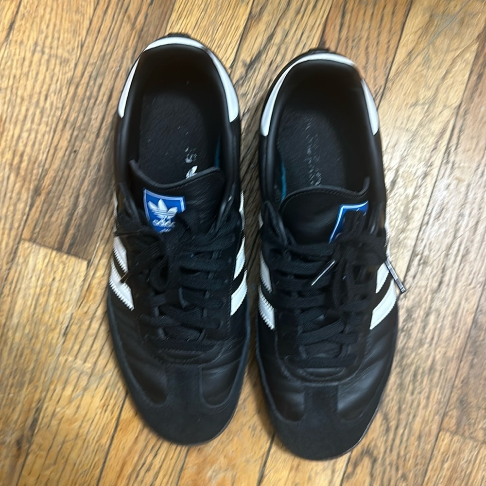 BLACK ADIDAS SAMBAS